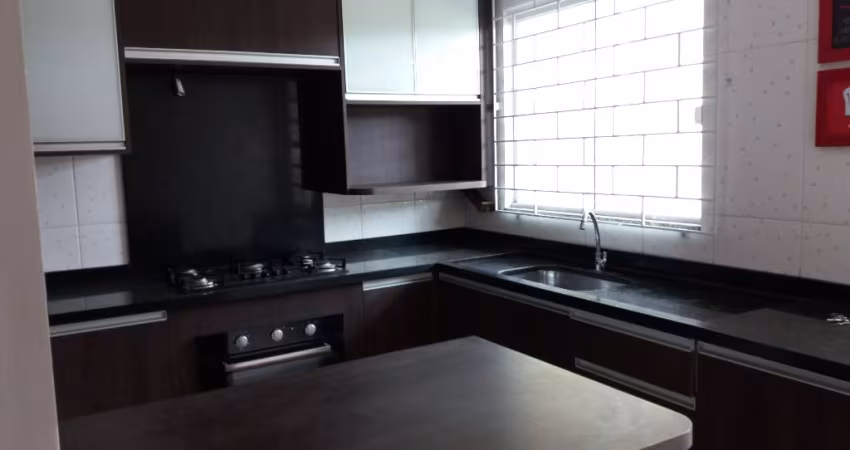 Sobrado na Fanny (com bom espaço de terreno ), em Condomínio.