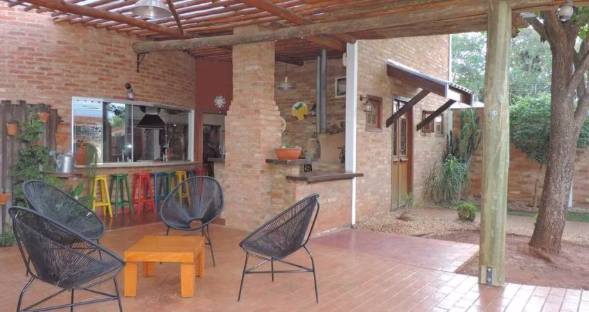 Casa para Venda em Pirassununga, Centro, 3 dormitórios, 2 suítes, 4 banheiros, 2 vagas