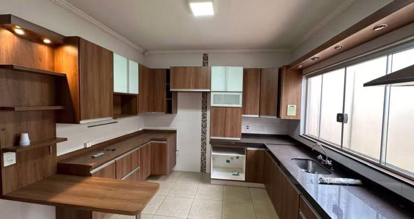 Casa para Venda em Pirassununga, Cidade Jardim, 3 dormitórios, 1 suíte, 2 banheiros, 2 vagas