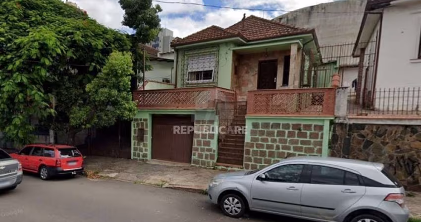 CASA AMPLA COM VAGA DE GARAGEM E EDÍCULA NO BAIRRO SANTANA. Cod. RP390368
