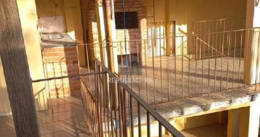 Casa 4 dormitórios, com sacada e amplo terraço