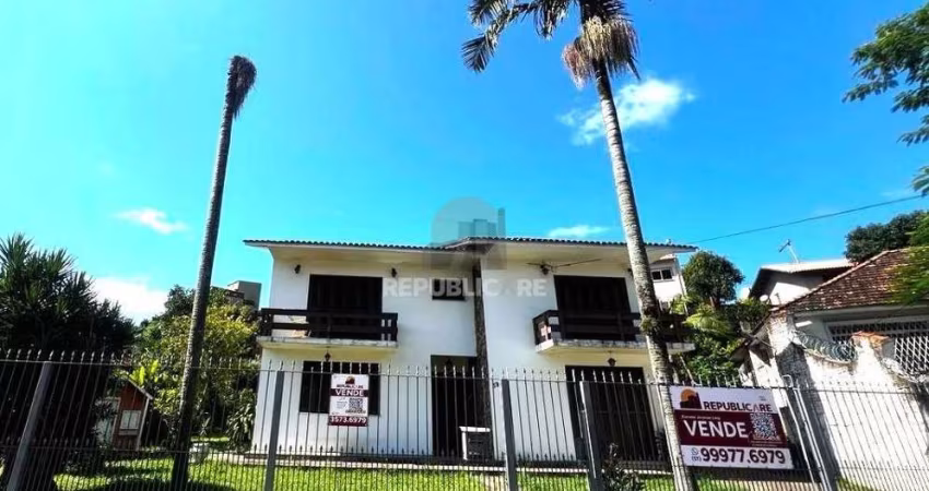 Casa com 351,60m2 de área construída em propriedade de 743m2 no Bairro Jardim Ca