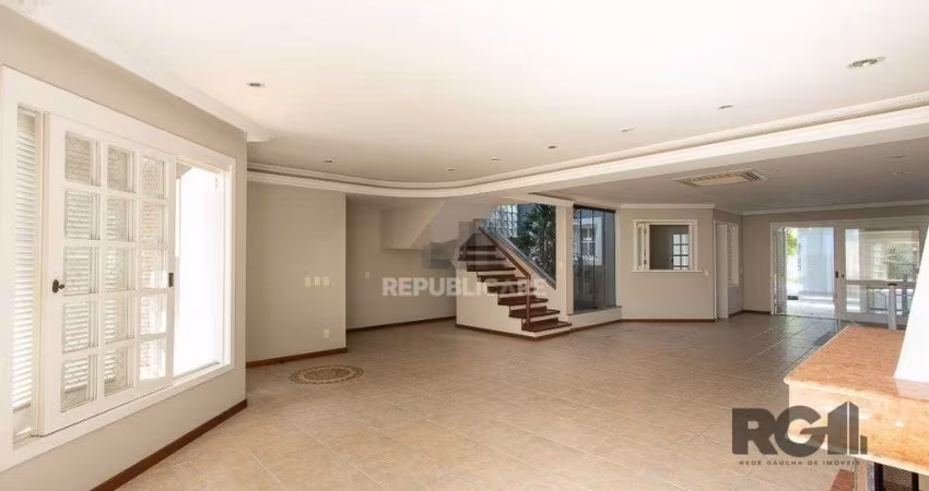 BELO SOBRADO, 3 QUARTOS, 1 SUITE, PISCINA, 320m² PRIVATIVOS - TRISTEZA