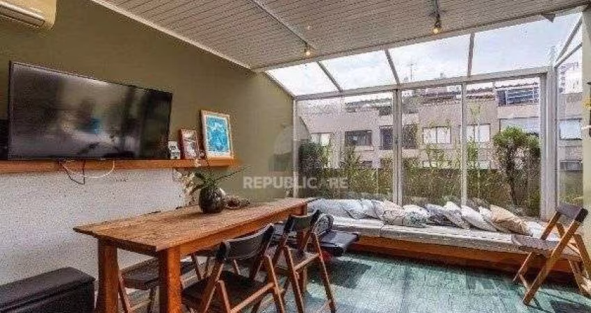 Bela cobertura com 3 quartos, incluindo 1 suíte, 2 vagas de garagem em localizaç