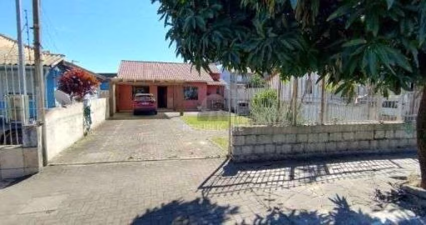 Casa em Porto Alegre, no bairro Camaquã, com 2 dormitório(s), e 2 banheiros, à v