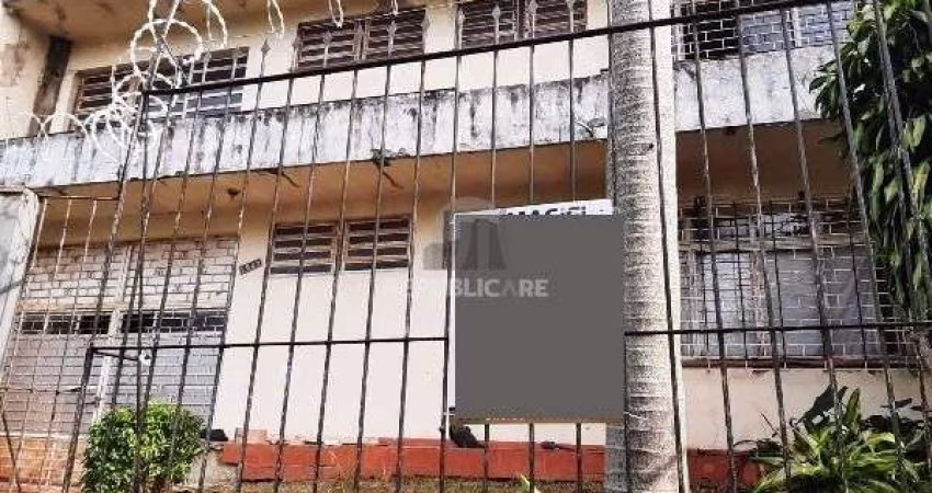 Casa em Porto Alegre, no bairro Cristal, com 4 dormitório(s), e 4 banheiros, à v
