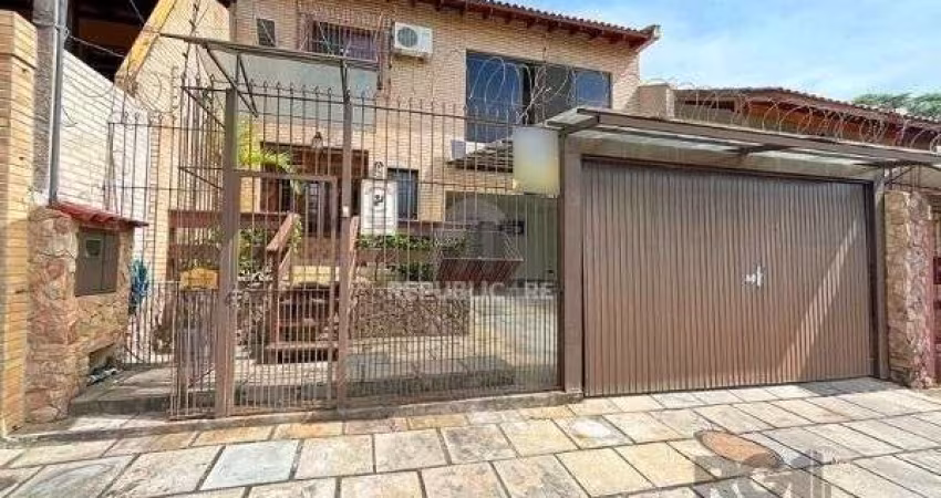 Casa em Porto Alegre, no bairro Ipanema, com 4 dormitório(s), e 4 banheiros, à v