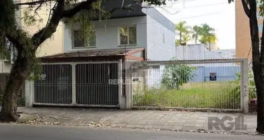 Terreno à venda no bairro auxiliadora com área disponível para construção.