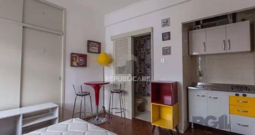 Excelente apto. jk com , banheiro montado, cozinha com armários, piso laminado,