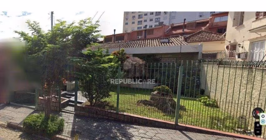 Casa 3 dormitórios no Bairro Glória, próxima a Prof. Oscar Pereira.