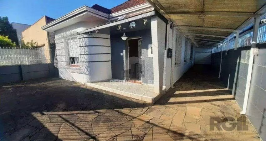 Casa de 3 dormitórios, no bairro Glória