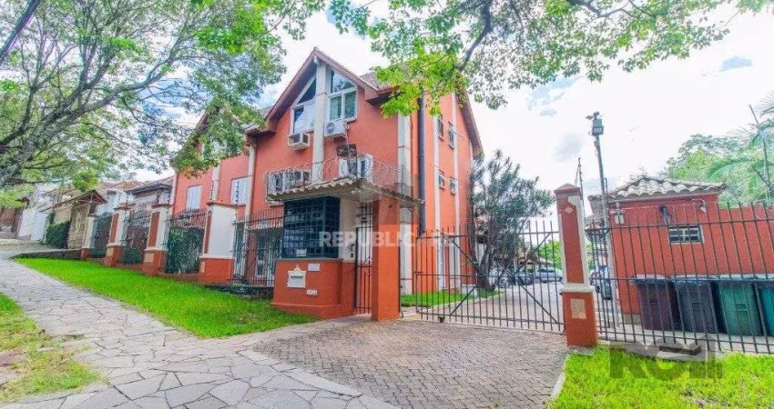 Casa em condoínio com 3 dormitorios, 2 suítes e  duas vagas de garaem no  bairro