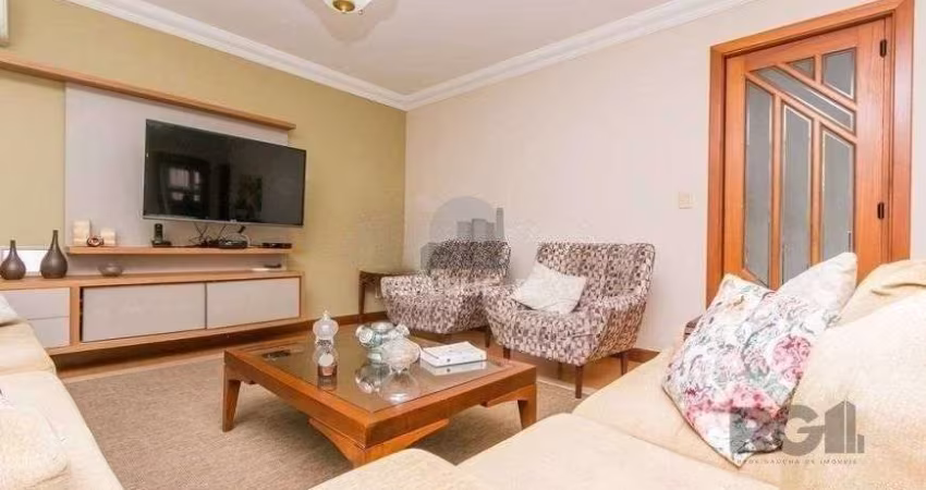 Casa de 380m² - 4 dormitórios, 2 suítes, 4 vagas no bairro Bom Jesus