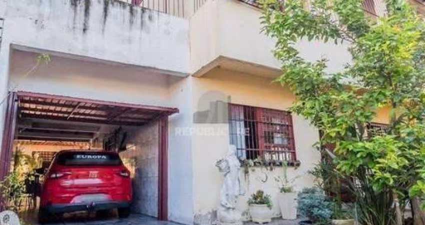 Sobrado de 215m² - 4 dormitórios, 5 vagas no bairro Passo das Pedras