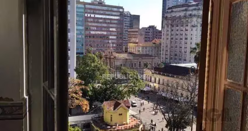 Escritório à venda no centro histórico com 42 m² de área útil disponível.