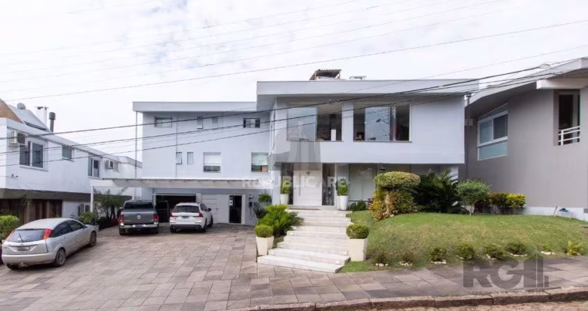 Casa em condominio . com 6 suites, sendo 3 suítes master com closet e hidro.
