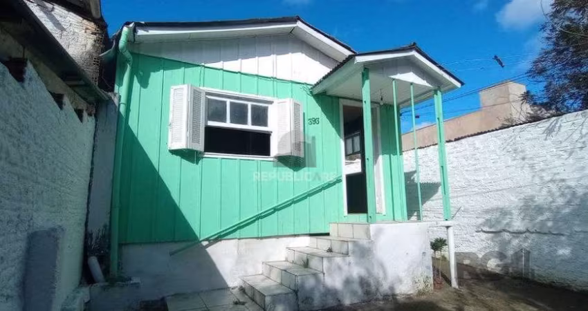 Casa térrea de 2 quartos, sala, cozinha, banheiro social e pátio.