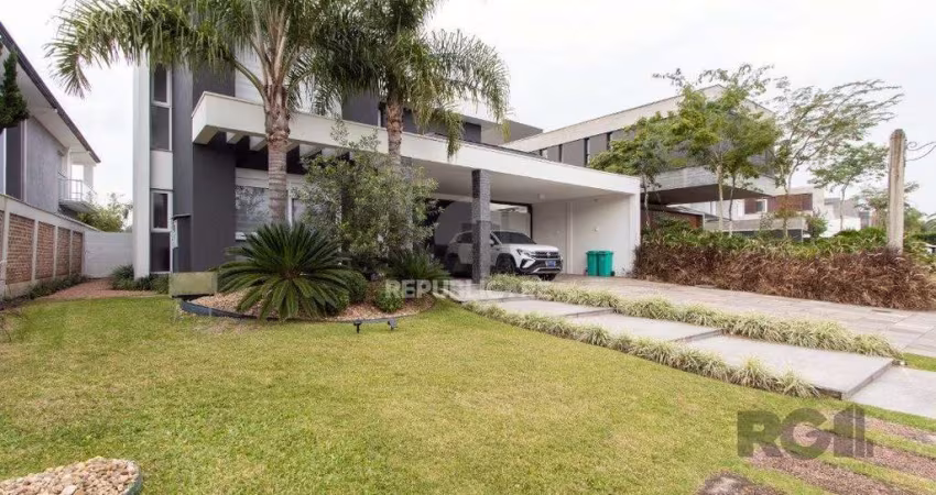 casa com  3 suítes no piso superior, mais 1 suíte no primeiro pavimento.