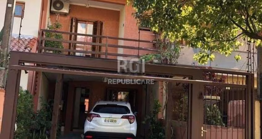 Casa residencial de 3 dormitórios sendo um uma suíte localizada no bairro Guaruj