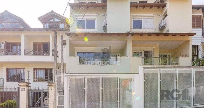 Sobrado no bairro Tristeza com 3 dormitórios sendo 1 suíte e s vagas