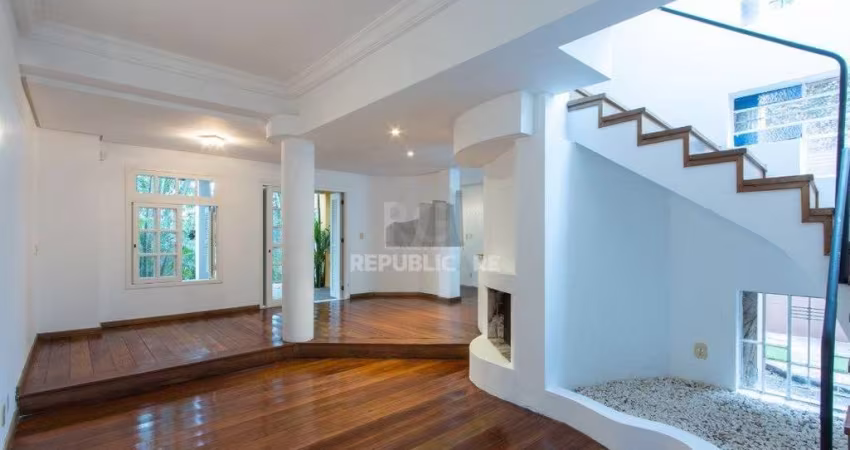 Sobrado com 300m² à venda, 3 quartos, 1 suite, 2 vagas - Bairro Espírito Santo