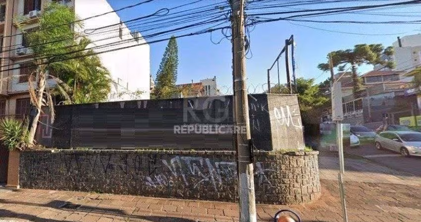 Terreno de esquina no bairro Petrópolis