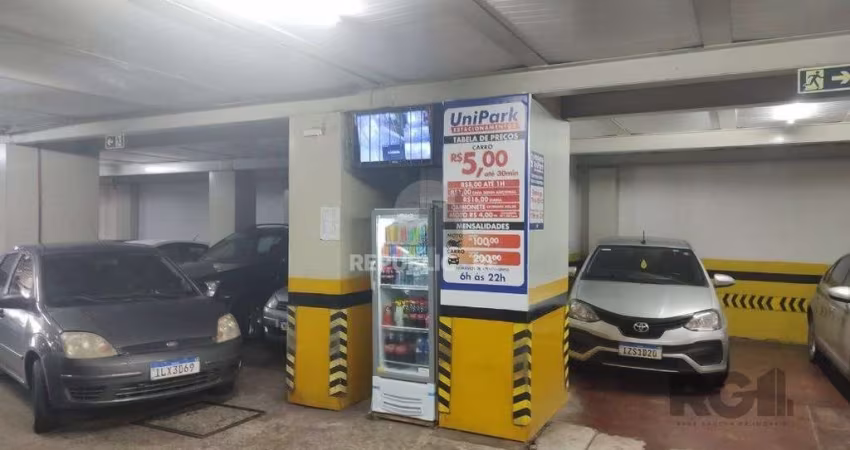 Vende pavilão, garagem de estacionamento para 100 carros, 2.400m² com salas para