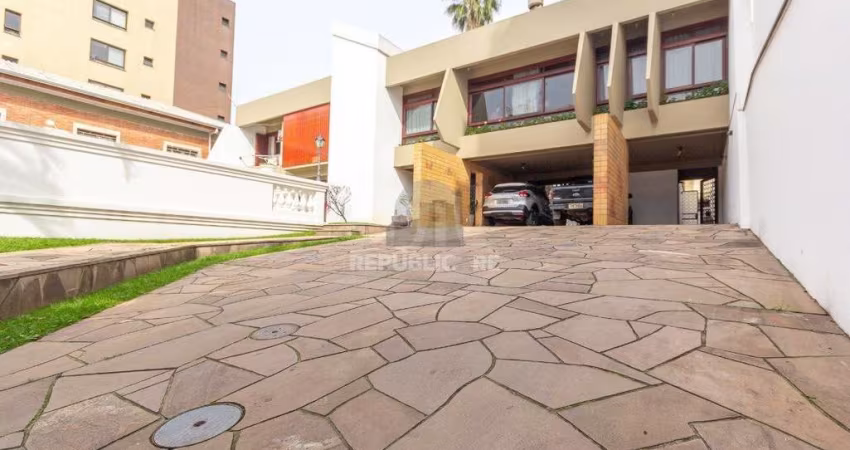 Casa à venda - 500m², 6 dormitórios,  8 vagas, 1 suite, no bairro Menino Deus, e