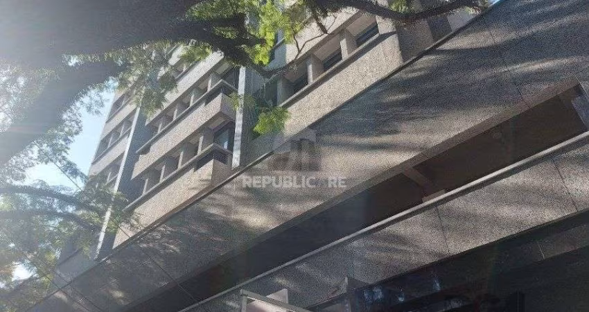 Impecável e bem localizada sala comercial, medindo 44,76 m², com 1 box coberto,