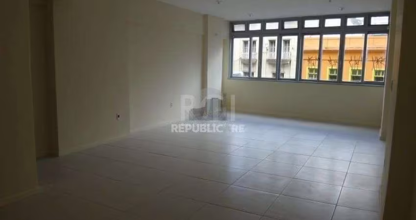 Sala comercial com 55,0 m2, com 2 banheiros e piso com porcelanato.
