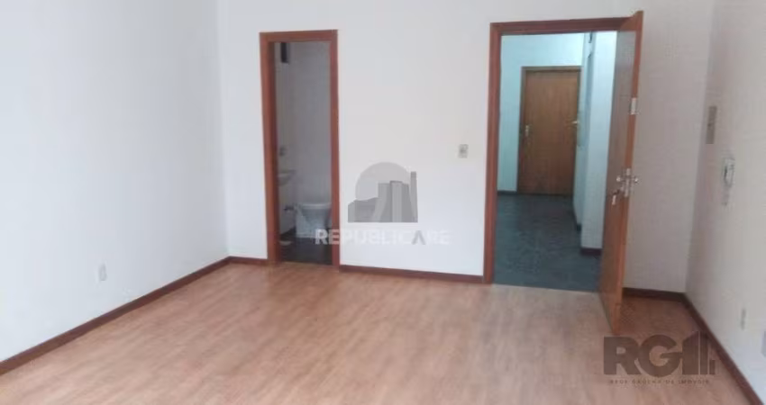 SALA COMERCIAL DESOCUPADA, NO BAIRRO CENTRO HISTÓRICO, EM PORTO ALEGRE, RS
