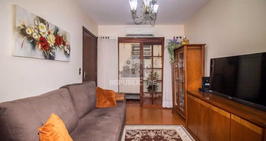 Casa de 289m² - 3 dormitórios, 1 suíte, 4 salas, churrasqueira, pátio e 4 vagas