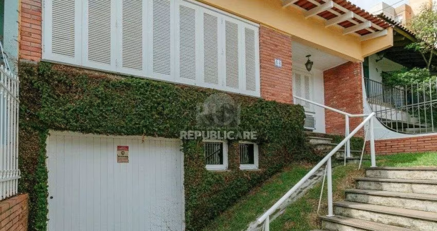 Casa 3 dormitórios com uma 1 suite, 2 banheiros, terraço, bem iluminada. Próxim