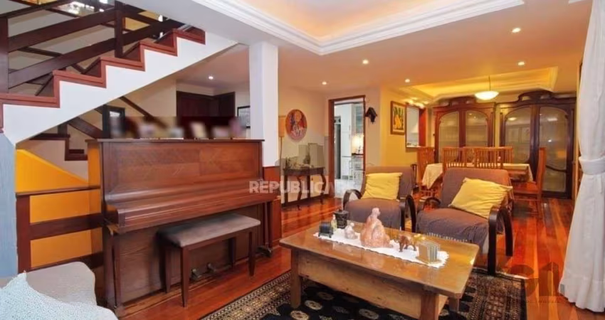 Casa de 275m² - 3 dormitórios e 3 vagas no bairro Coronel Aparício Borges