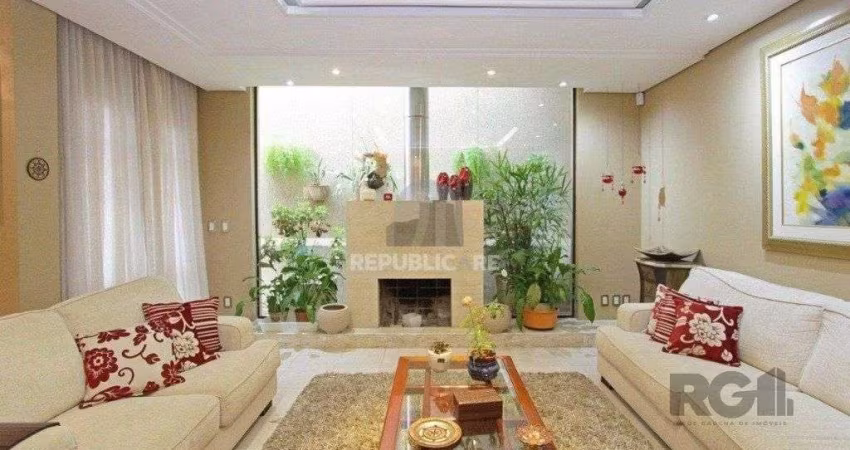 Excelente casa de 330m² com 3 dormitórios, piscina e 3 vagas.