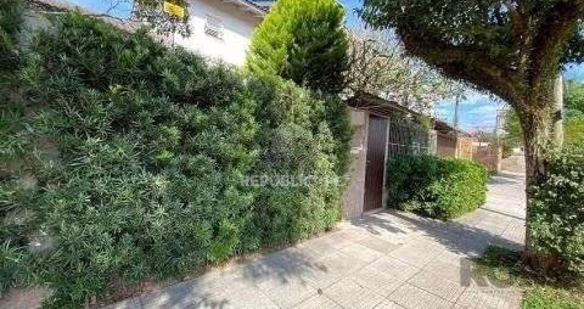 Casa 3 dormitórios a uma quadra da avenida Teresópolis e cinco minutos do Bourbo