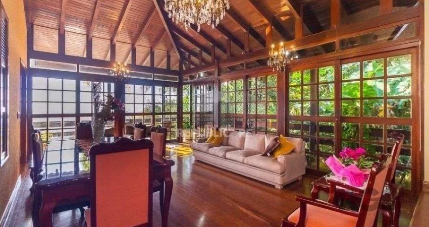 Casa com 400m² privativos e 1000m² de terreno, com vista. Um paraíso no Morro Ap