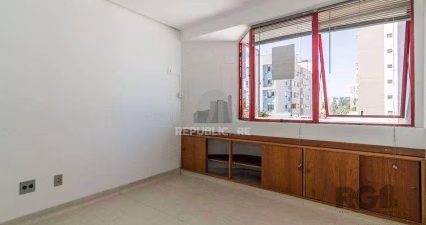 Sala comercial de 36m² no bairro Menino Deus