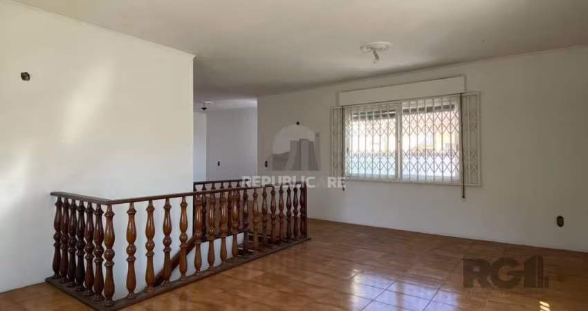 CASA COM 5 DORMITÓRIOS, ESPAÇO PARA FESTAS E PEÇAS AMPLAS PRÓXIMO AO IGUATEMI