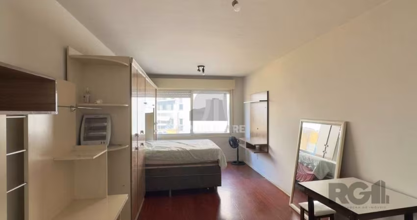 STUDIO MOBILIADO EM FLAT A POUCOS METROS DA ORLA DO GUAÍBA