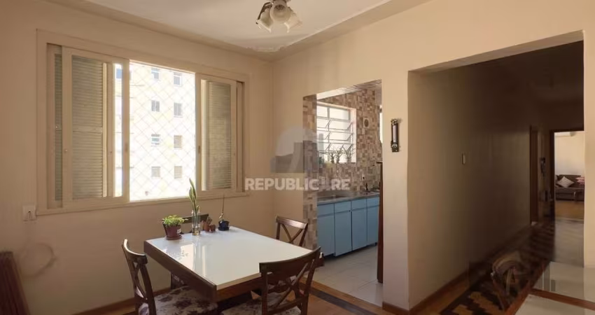 APARTAMENTO 3 DORMITÓRIOS, DE FRENTE E REFORMADO, NO CENTRO HISTÓRICO