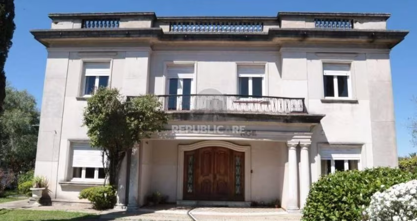 Casa com 6 dormitórios (sendo 1 suíte) de 570 m² por R$8.150.000,00 na Rua dos A