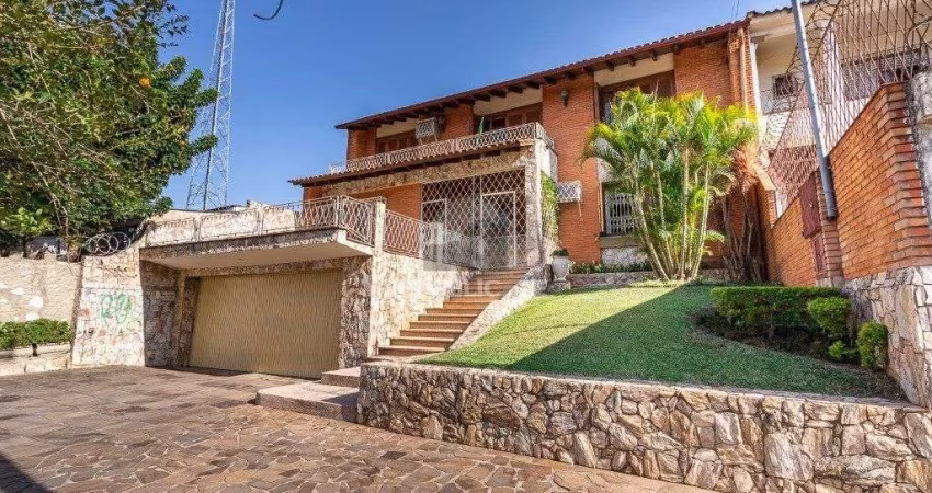 Casa sobrado no Partenon de 3 dormitórios e amplo pátio