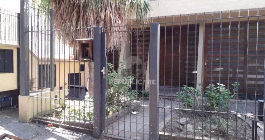 Casa para Venda - 385m², 5 dormitórios, sendo 1 suites, 4 vagas - Petrópolis