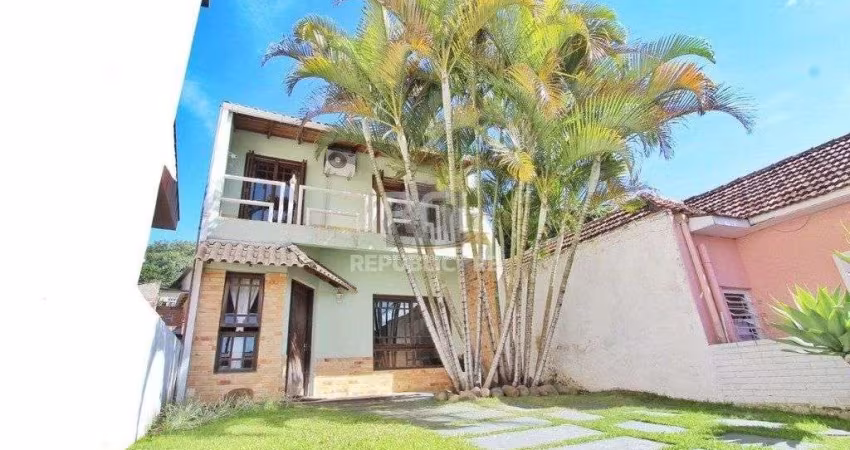 Casa para Venda - 260m², 5 dormitórios, sendo 2 suites, 4 vagas - Teresópolis