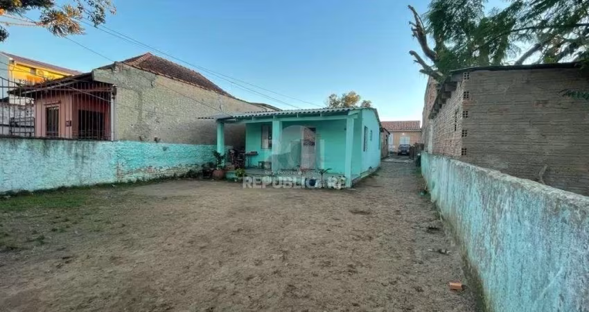 Casa para Venda - 482m², 3 dormitórios, 3 vagas - Camaquã, Porto Alegre