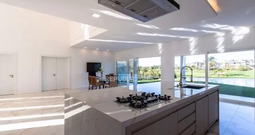 Casa Condominio para Venda - 388m², 5 dormitórios, sendo 3 suites, 4 vagas - Ter