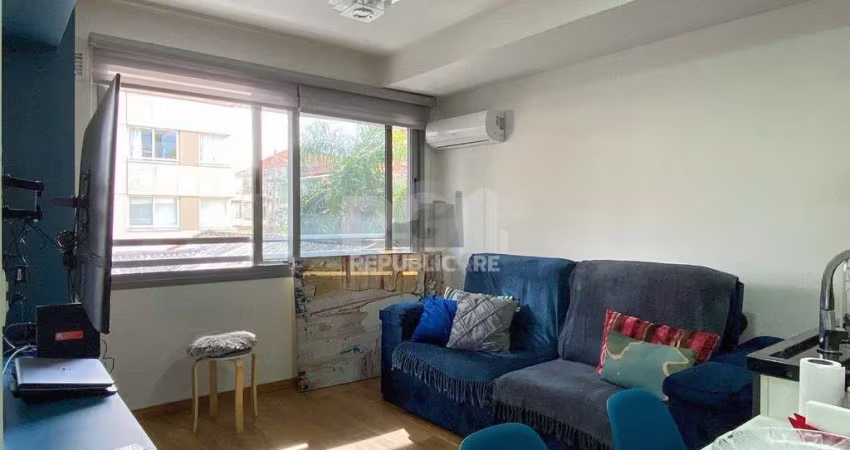 Apartamento em prédio premiado, totalmente montado, no miolo do Menino Deus