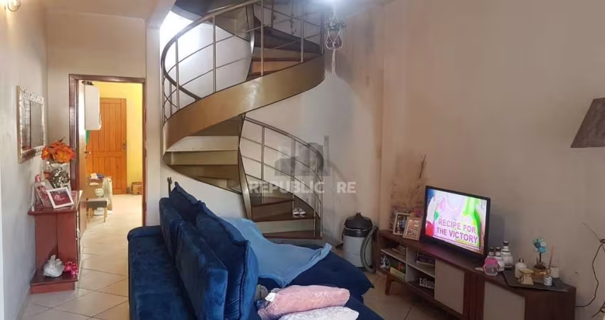 Casa para Venda - 300m², 4 dormitórios, sendo 1 suites, 2 vagas - Glória