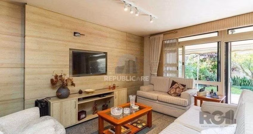 Casa para Venda - 235m², 4 dormitórios, sendo 1 suites, 2 vagas - Azenha